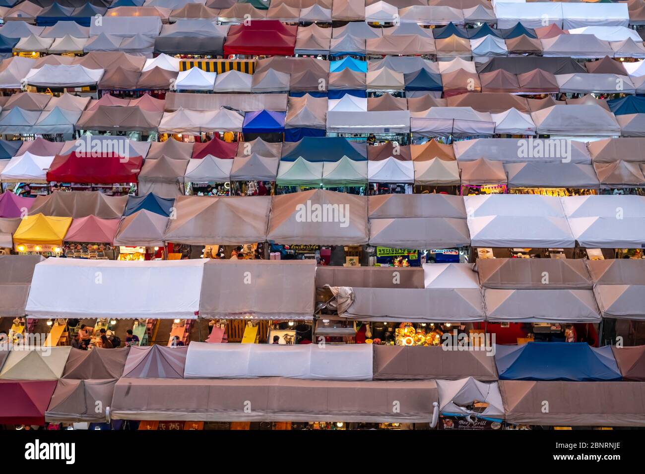 Bangkok / Thailandia - 8 febbraio 2020: Nome di questo luogo ' mercato del treno notturno Ratchada Rot Fai ' nel centro di Bangkok Foto Stock