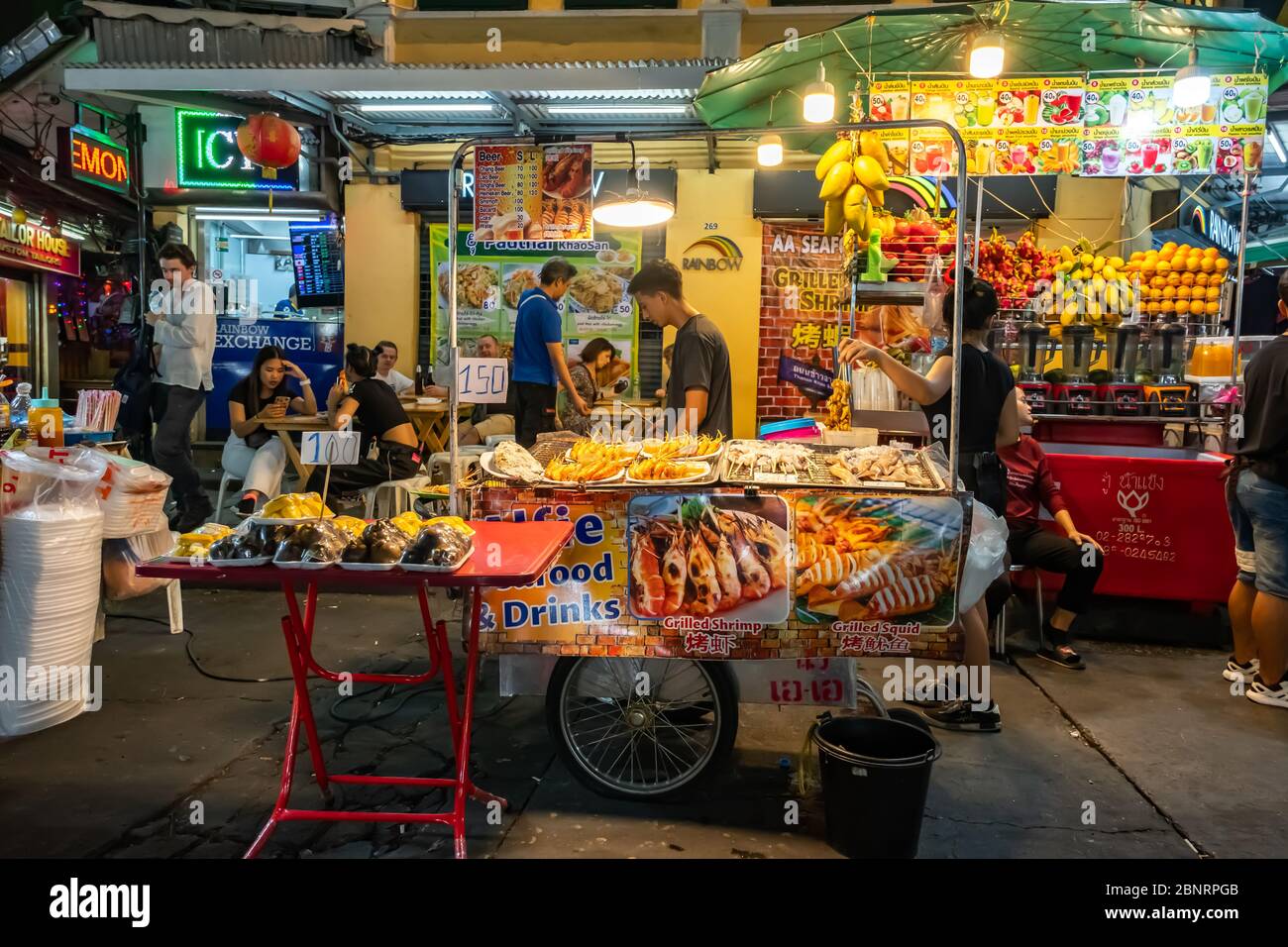 Khao San Road, Bangkok / Thailandia - 8 febbraio 2020: Bangkok fornitore di strada che vende carne di coccodrillo di notte Foto Stock