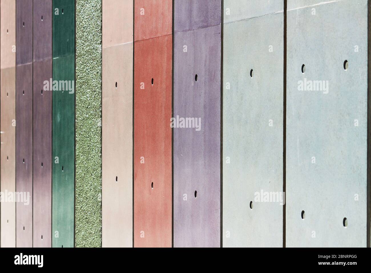 Parete dell'edificio dipinta in colori pallidi arcobaleno Foto Stock