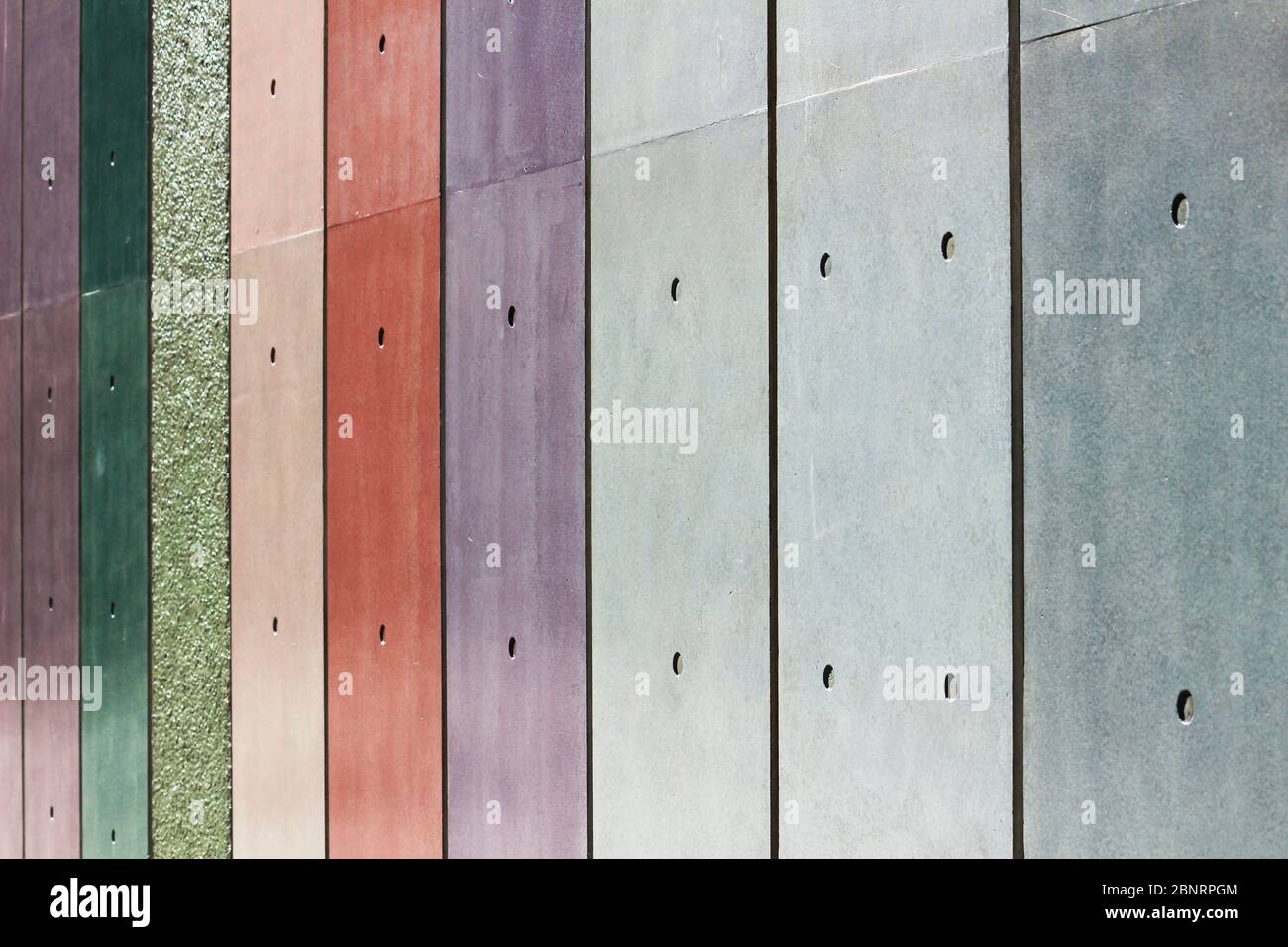 Parete dell'edificio dipinta in colori pallidi arcobaleno Foto Stock