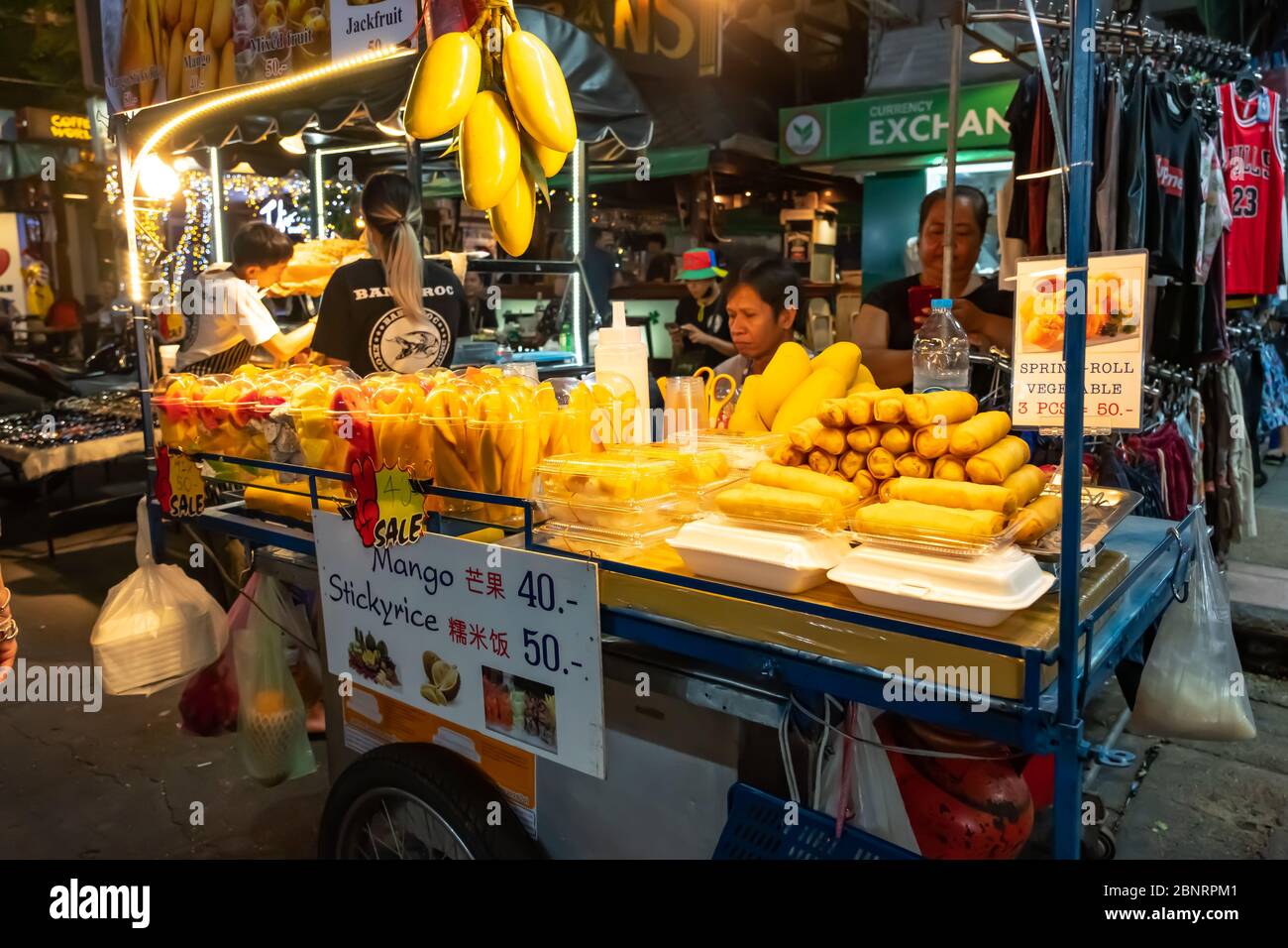 Khao San Road, Bangkok / Thailandia - 8 febbraio 2020: Bangkok fornitore di strada che vende carne di coccodrillo di notte Foto Stock