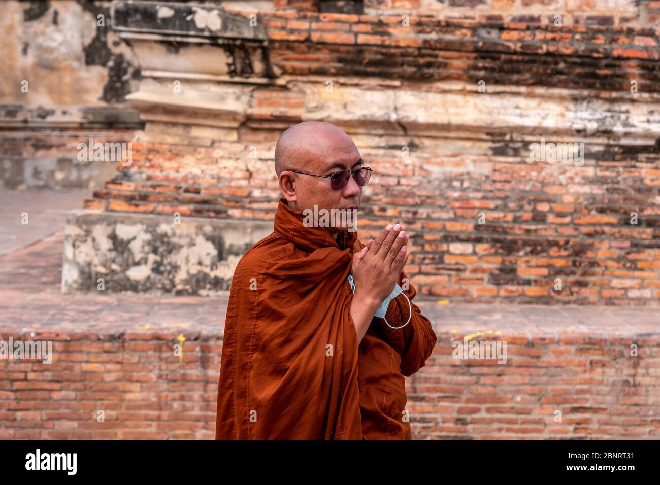 Ayutthaya, Bangkok / Thailandia - 9 febbraio 2020: Monaco del Buddismo Zen con la sua maschera facciale per la protezione del coronavirus Foto Stock
