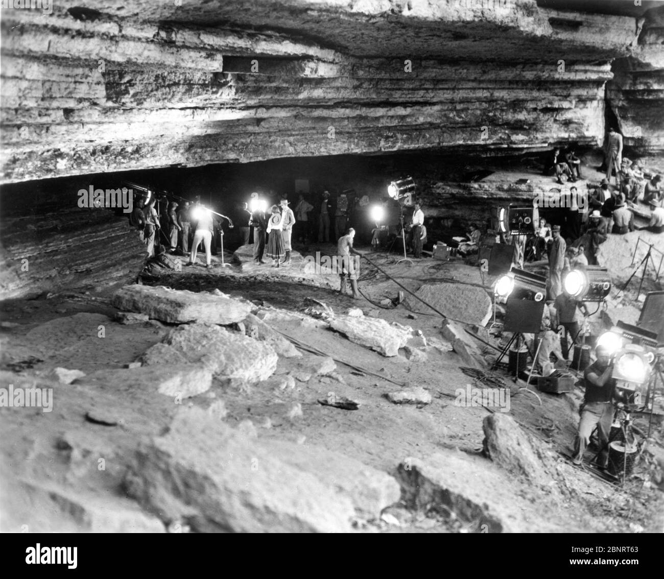 TYRONE POWER e NANCY KELLY in posizione impostata cantato con Movie Crew nella Crag 'o Lea Cave vicino Pineville Missouri filmare JESSE JAMES 1939 regista HENRY RE sceneggiatura Nunnally Johnson Twentieth Century Fox Foto Stock