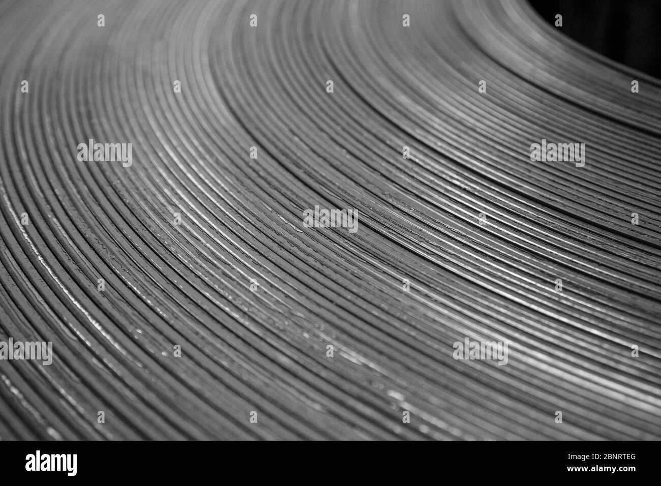 Magazzino con rotoli di lamiera di acciaio in impianti industriali Foto Stock
