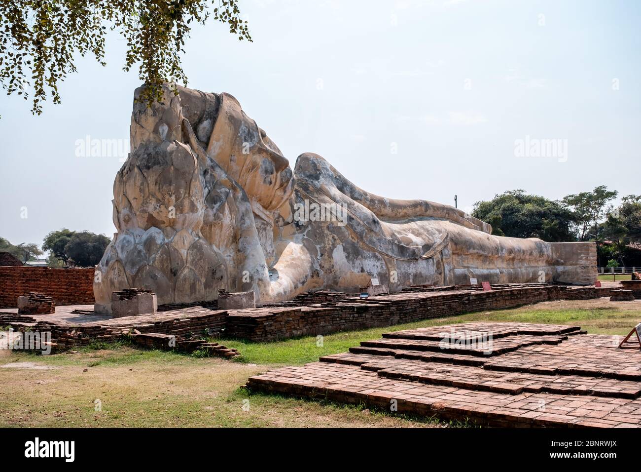Nome di questo luogo Wat Lokayasutharam Tempio, il tempio noto come reclining Tempio del Buddha Bianco nella provincia di Ayutthaya Foto Stock