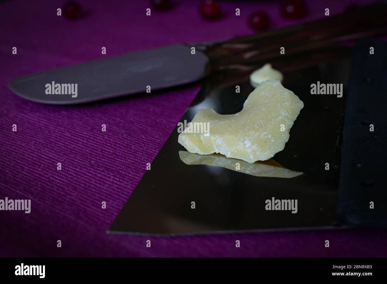 Primo piano di una pasticceria artigianale professionista. Un pezzo di cioccolato bianco è preparato per la cucina casalinga dolci utili e deliziosi Foto Stock