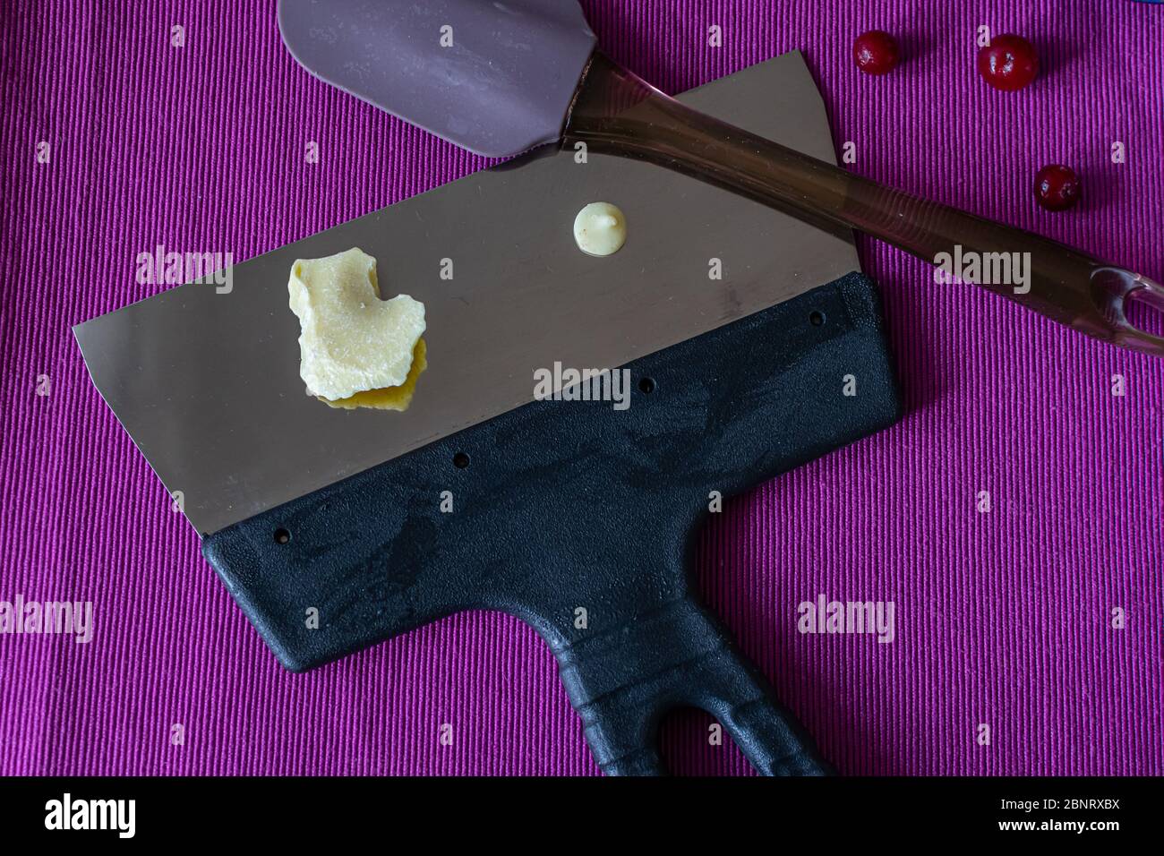Primo piano di una pasticceria artigianale professionista. Un pezzo di cioccolato bianco è preparato per la cucina casalinga dolci utili e deliziosi Foto Stock
