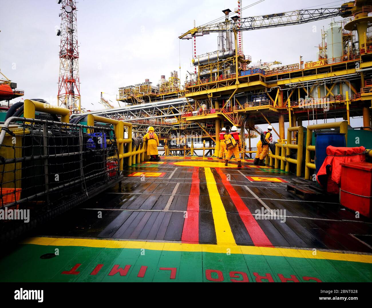 piattaforma offshore per olio stand-by personale sul ponte per il funzionamento del gruppo di trasferimento Foto Stock