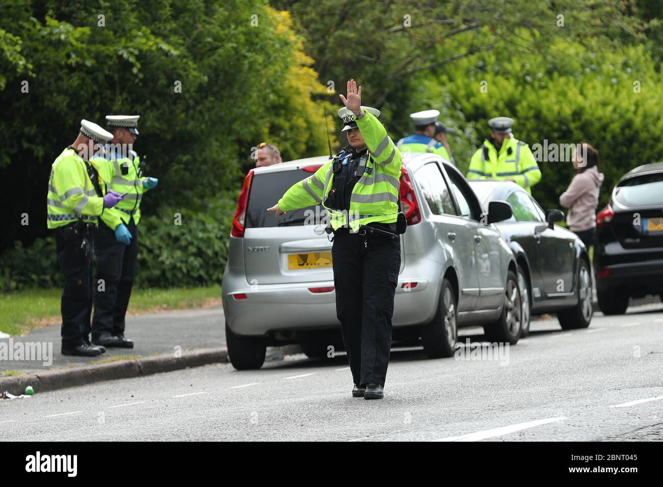 La polizia ferma i veicoli sulla strada A23 tra Londra e Brighton vicino a Patcham dopo l'introduzione di misure per portare il paese fuori dalla zona di blocco. Foto Stock