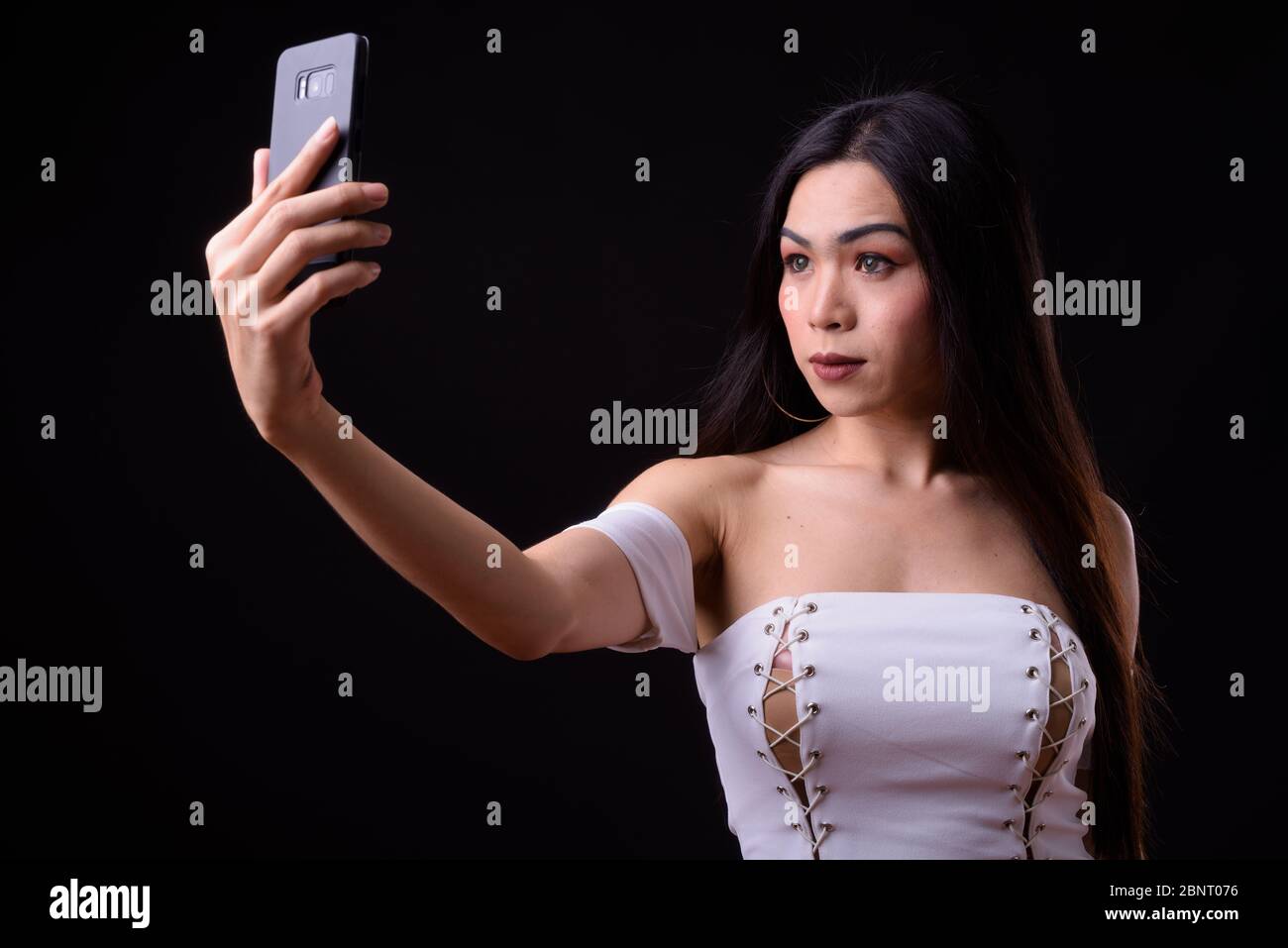 Giovane bella donna transgender asiatica che prende selfie Foto Stock