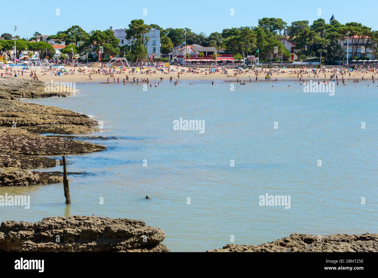 Saint-Palais-sur-Mer, Francia: La gente si immergi nel sole su una spiaggia affollata nel cuore di questa popolare località balneare sulla costa atlantica francese. Foto Stock