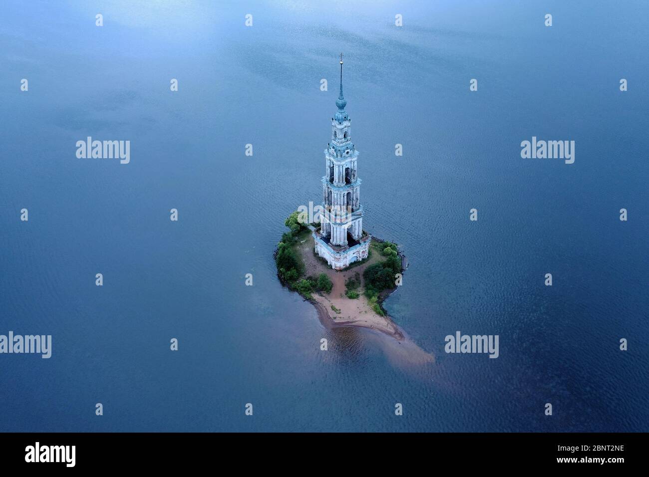 Kalyazin Campanile sul fiume Volga. Russia. Vista aerea. Foto Stock