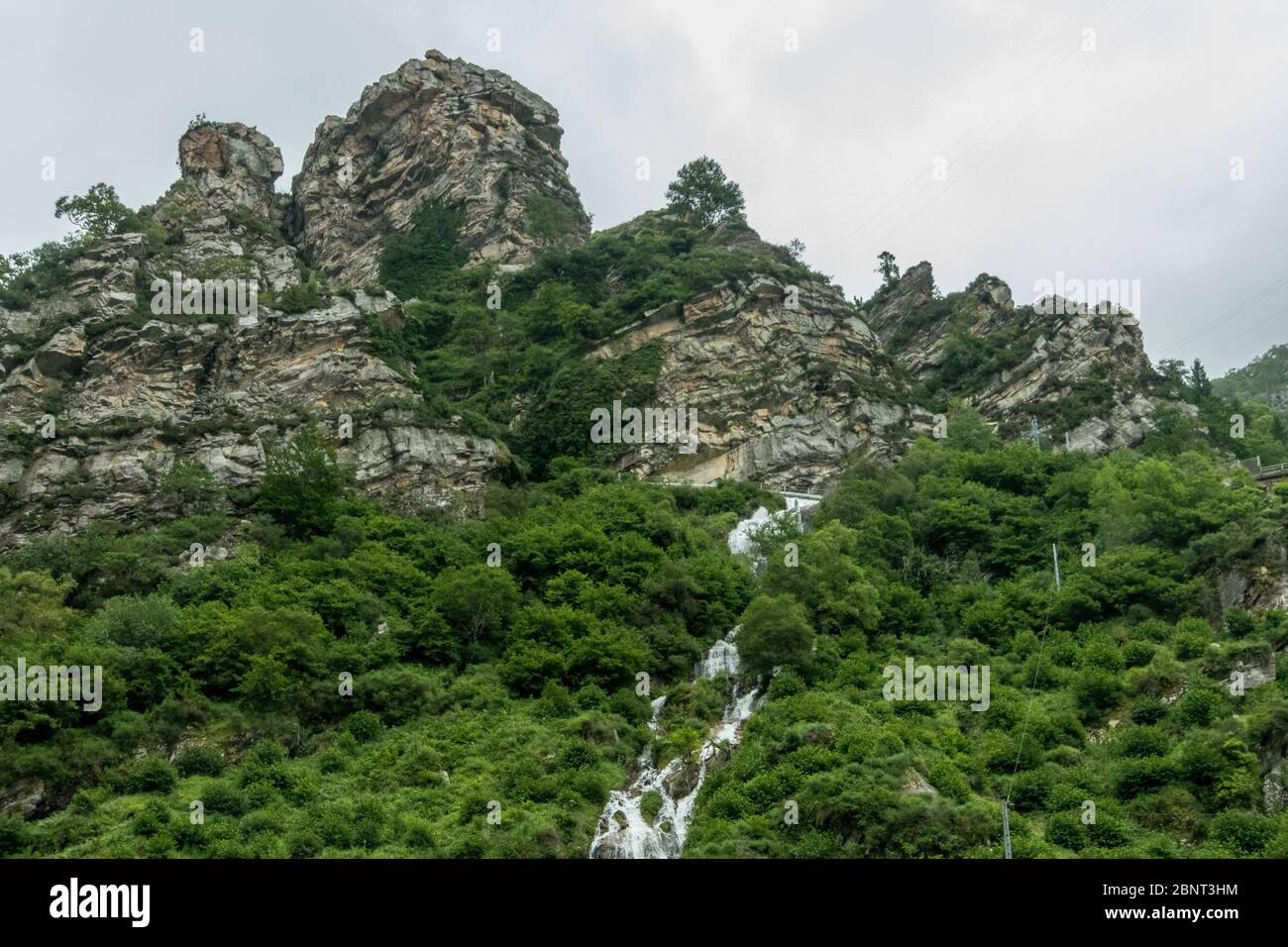 Spagna. Cascata nelle montagne Cantabriane Foto Stock