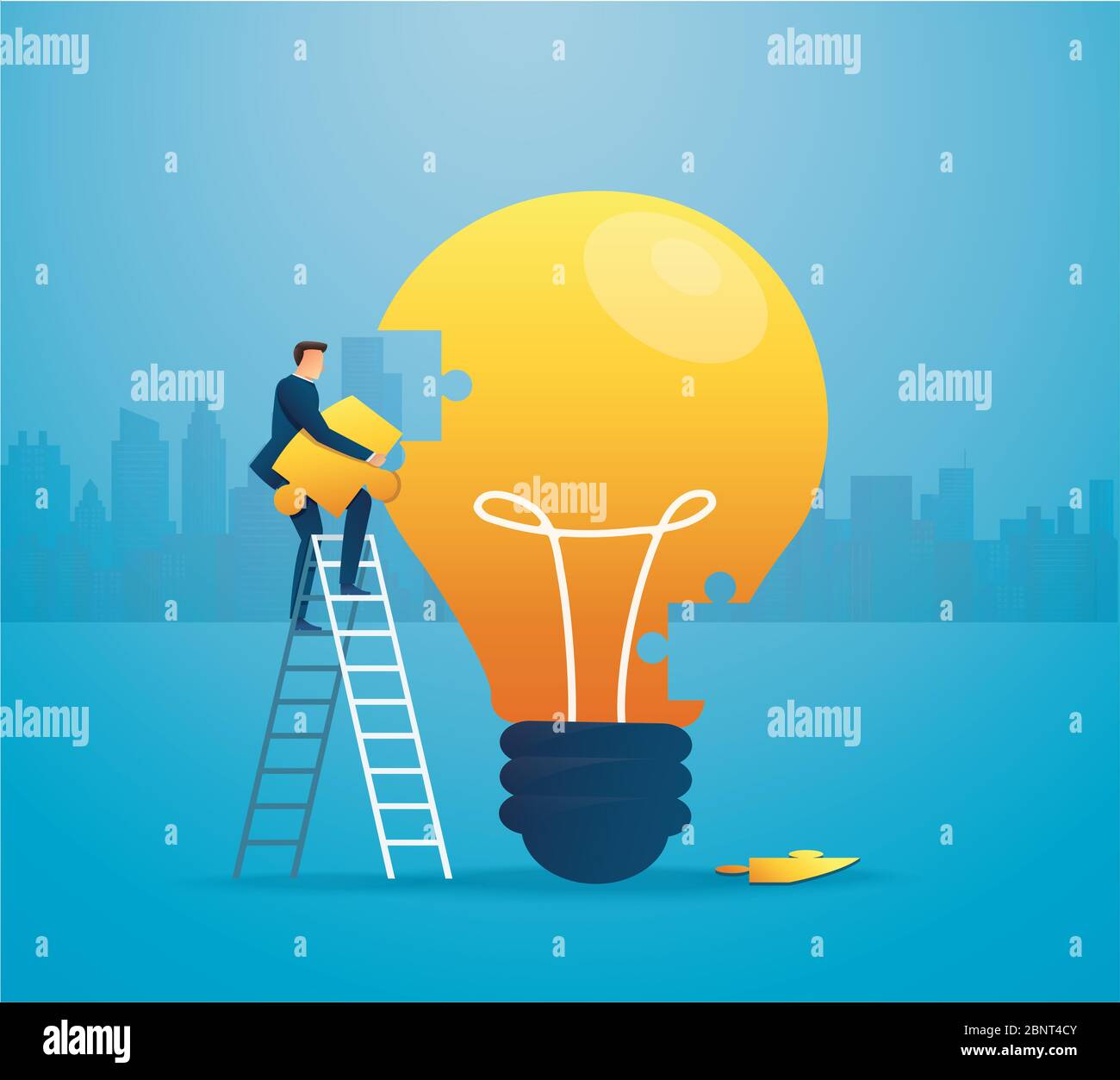 uomo d'affari che mette insieme il puzzle lightblub. concetto creativo. Foto Stock