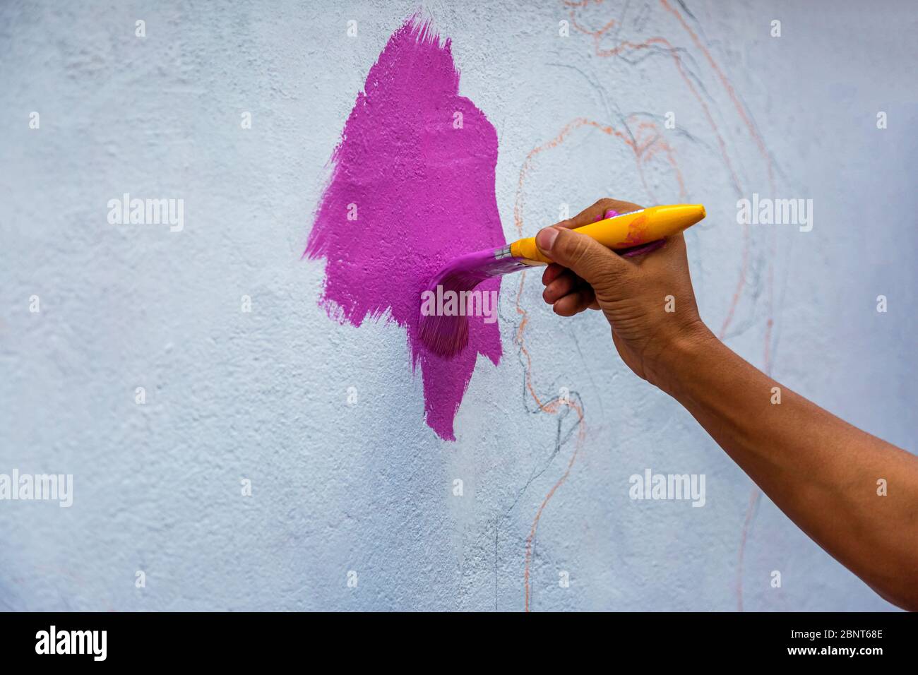 Donna mano pittura un muro con pennello, Pittura Street muro con Arte Foto  stock - Alamy
