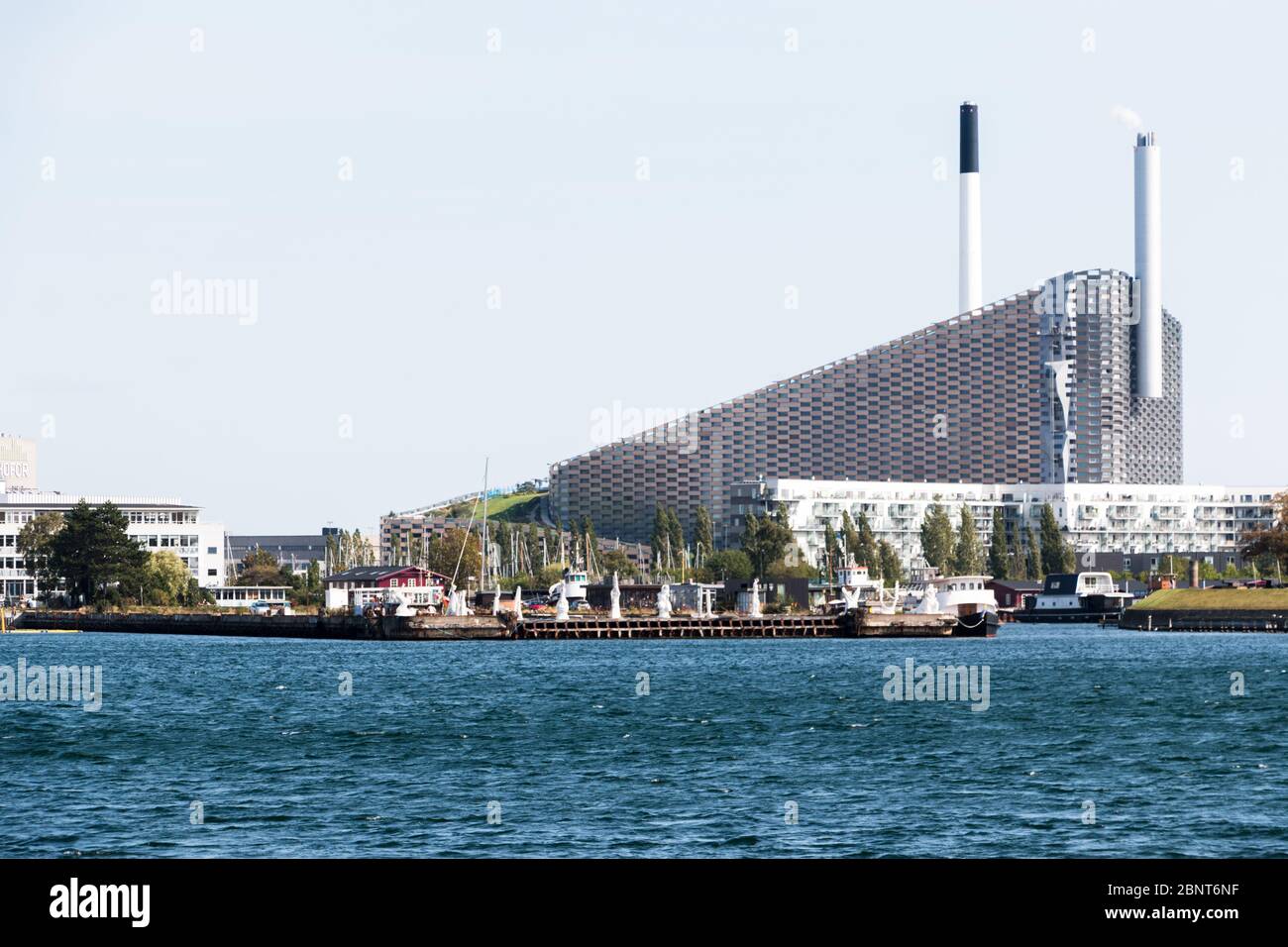 Amager Bakke, centrale combinata di energia elettrica e di rifiuti ad Amager, Copenaghen, Danimarca. Concetto industriale Foto Stock