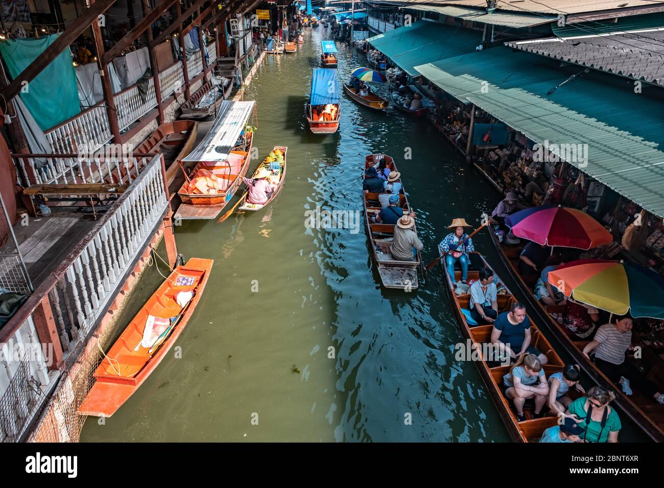 Ratchaburi, Damnoen Saduak / Thailandia - 11 febbraio 2020: Nome di questo luogo Damnoen Saduak mercato galleggiante. Mercato galleggiante è il posto più popolare in Foto Stock