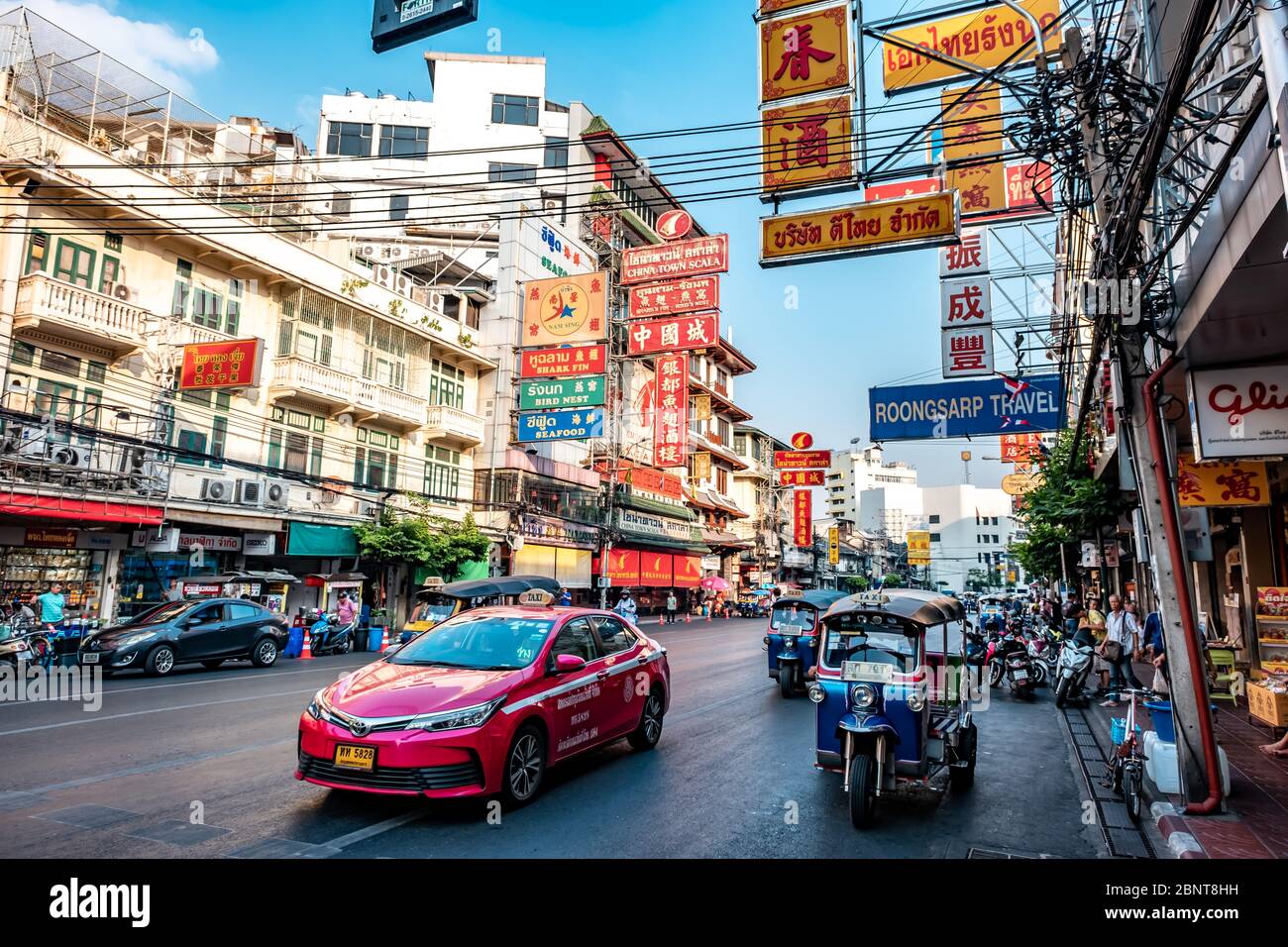Yaowarat, Bangkok / Thailandia - 11 febbraio 2020: Ingorgo di traffico in Yaowarat Road, i turisti sono conosciuti come China Town o Chinatown, foto diurna Foto Stock