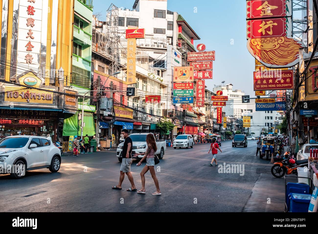 Yaowarat, Bangkok / Thailandia - 11 febbraio 2020: Ingorgo di traffico in Yaowarat Road, i turisti sono conosciuti come China Town o Chinatown, foto diurna Foto Stock