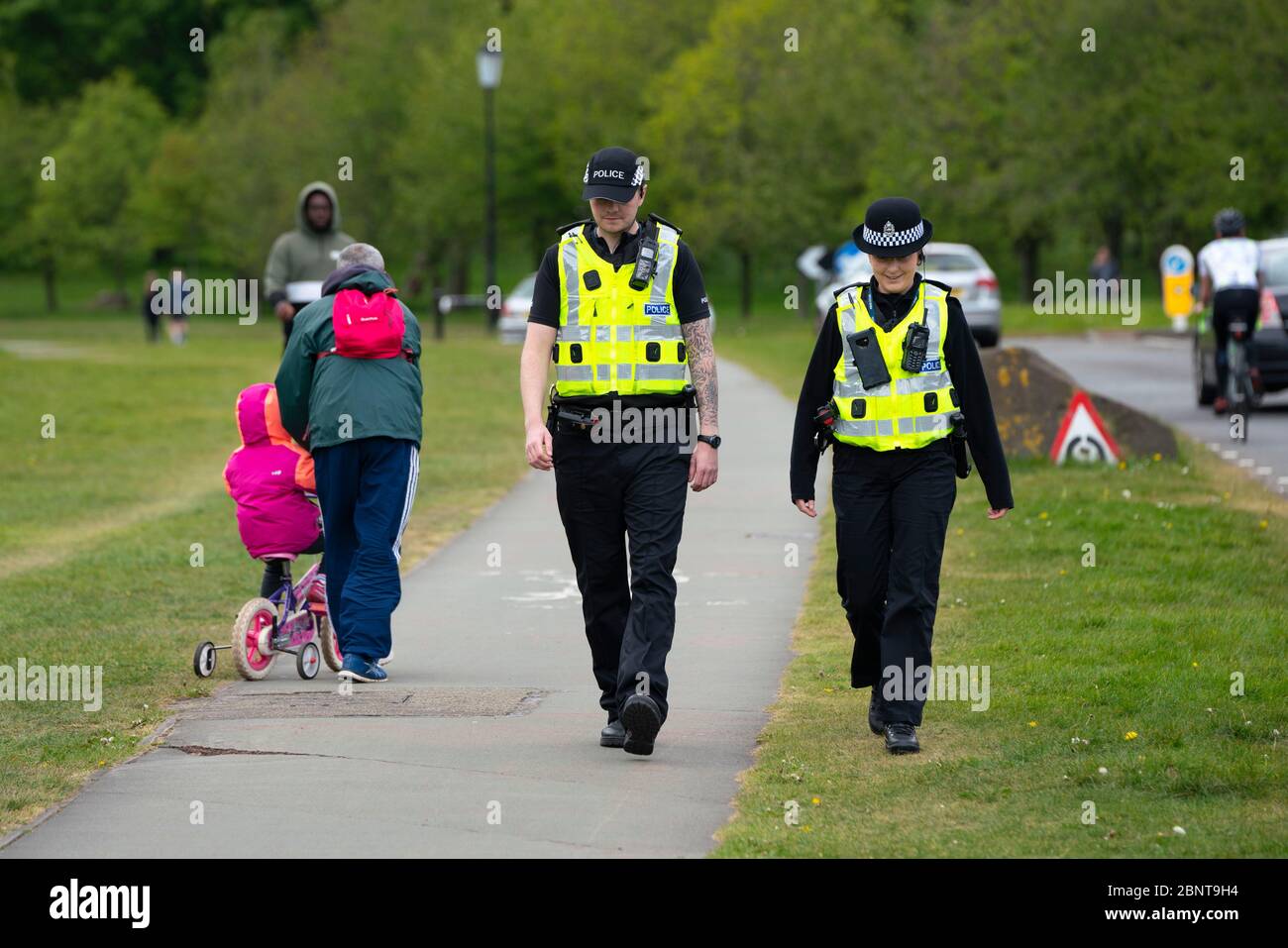 Edimburgo, Scozia, Regno Unito. Polizia pattugliando Holyrood Park a Edimburgo. La presenza della polizia è stata elevata a causa di una protesta anti-blocco rumata nel parco che è stato promosso su Facebook. Iain Masterton/Alamy Live News Foto Stock