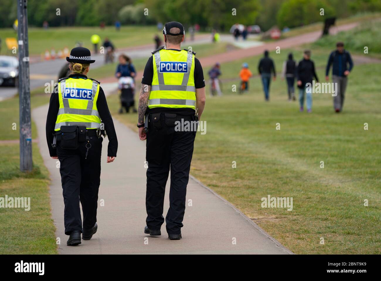 Edimburgo, Scozia, Regno Unito. Polizia pattugliando Holyrood Park a Edimburgo. La presenza della polizia è stata elevata a causa di una protesta anti-blocco rumata nel parco che è stato promosso su Facebook. Iain Masterton/Alamy Live News Foto Stock