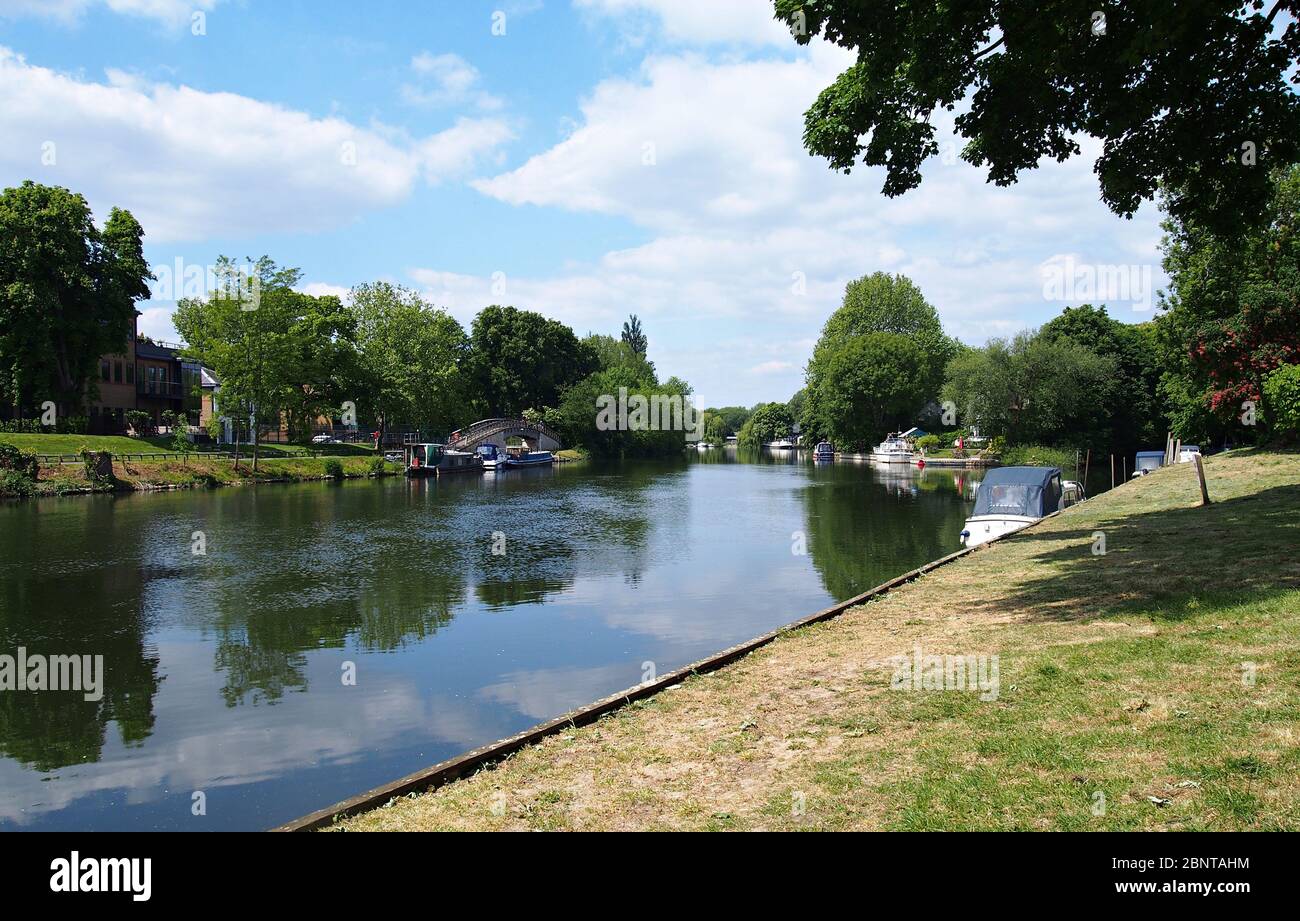 Il pittoresco Tamigi a Staines Surrey UK Foto Stock