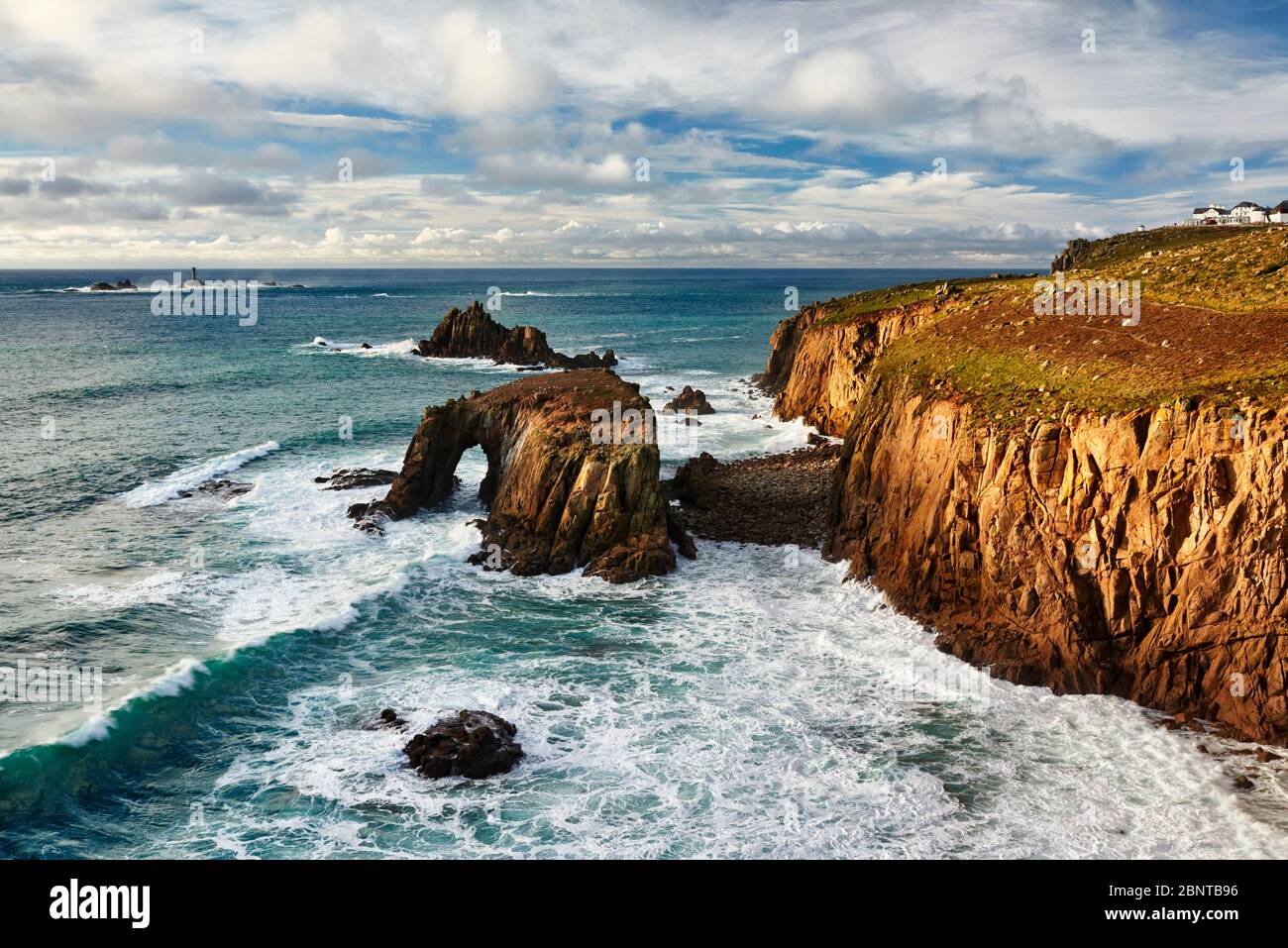 Luce solare serale che illumina la costa della Cornovaglia a Land's End, Cornovaglia Foto Stock