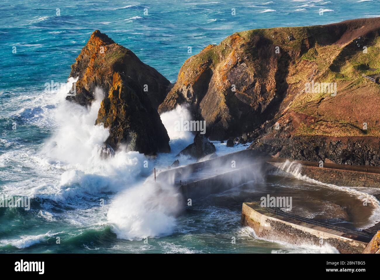 Storm Jorge che colpisce la costa della Cornovaglia a Mullion Harbour sulla penisola di Lizard, Cornovaglia Foto Stock
