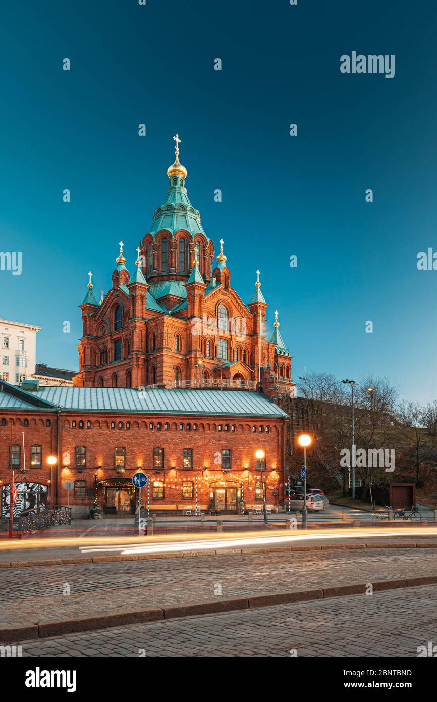 Helsinki, Finlandia. Cattedrale Uspenski in serata luci delle illuminazioni. Ortodossa Cattedrale dedicata alla Dormizione della Theotokos - Vergine Mar Foto Stock