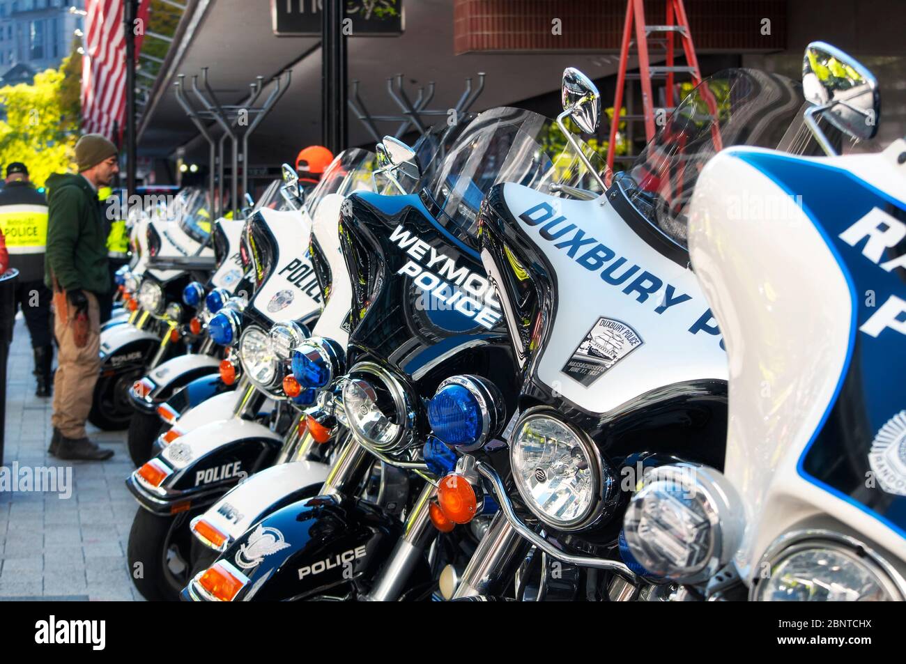 Boston, Massachusetts. 31 ottobre 2018. Molte motociclette della polizia del Massachusetts di Boston si sono schierate su un marciapiede per celebrare la vittoria dei Red Sox Foto Stock