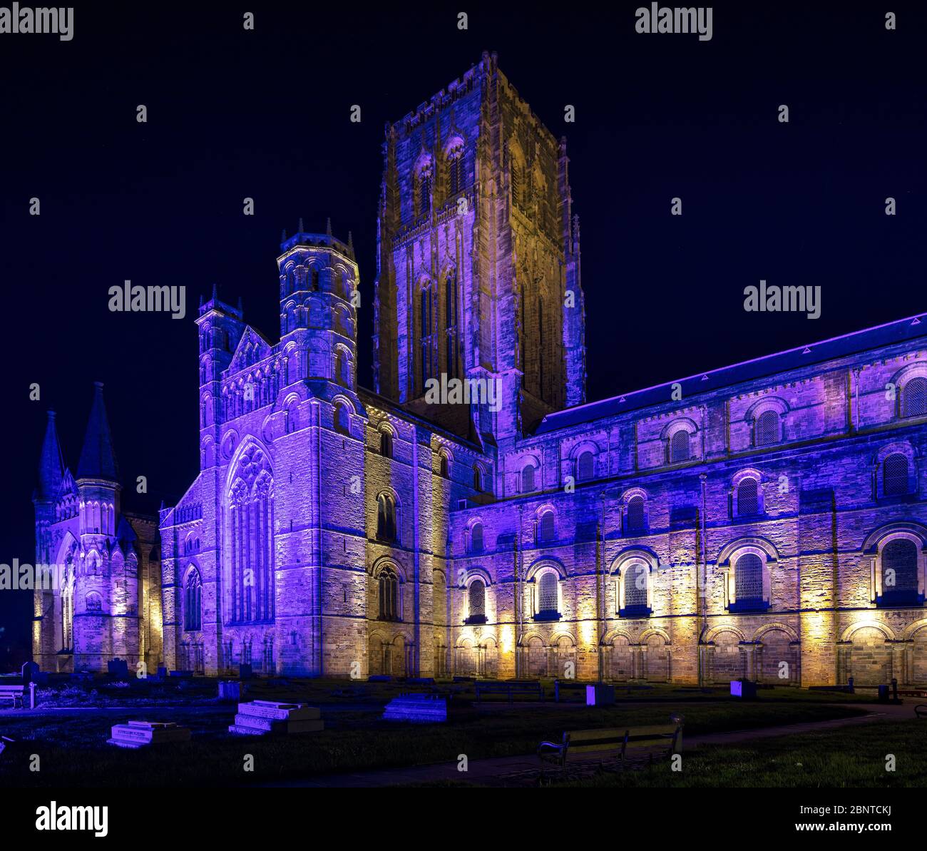 La Cattedrale di Durham è illuminata il 2020 maggio in blu di notte per celebrare NHS Covid19 Key Workers, Durham City, County Durham, Inghilterra, Regno Unito Foto Stock