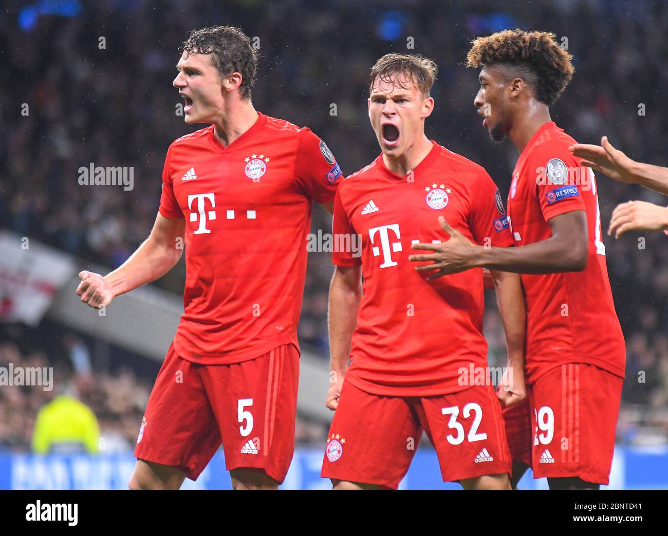 LONDRA, INGHILTERRA - 1 OTTOBRE 2019: Joshua Kimmich di Bayern festeggia con Benjamin Pavard di Bayern e Kingsley Coman di Bayern dopo aver segnato un gol durante la partita del 2019/20 della UEFA Champions League Group B tra il Tottenham Hotspur FC (Inghilterra) e Bayern Munchen (Germania) allo stadio Tottenham Hotspur. Foto Stock