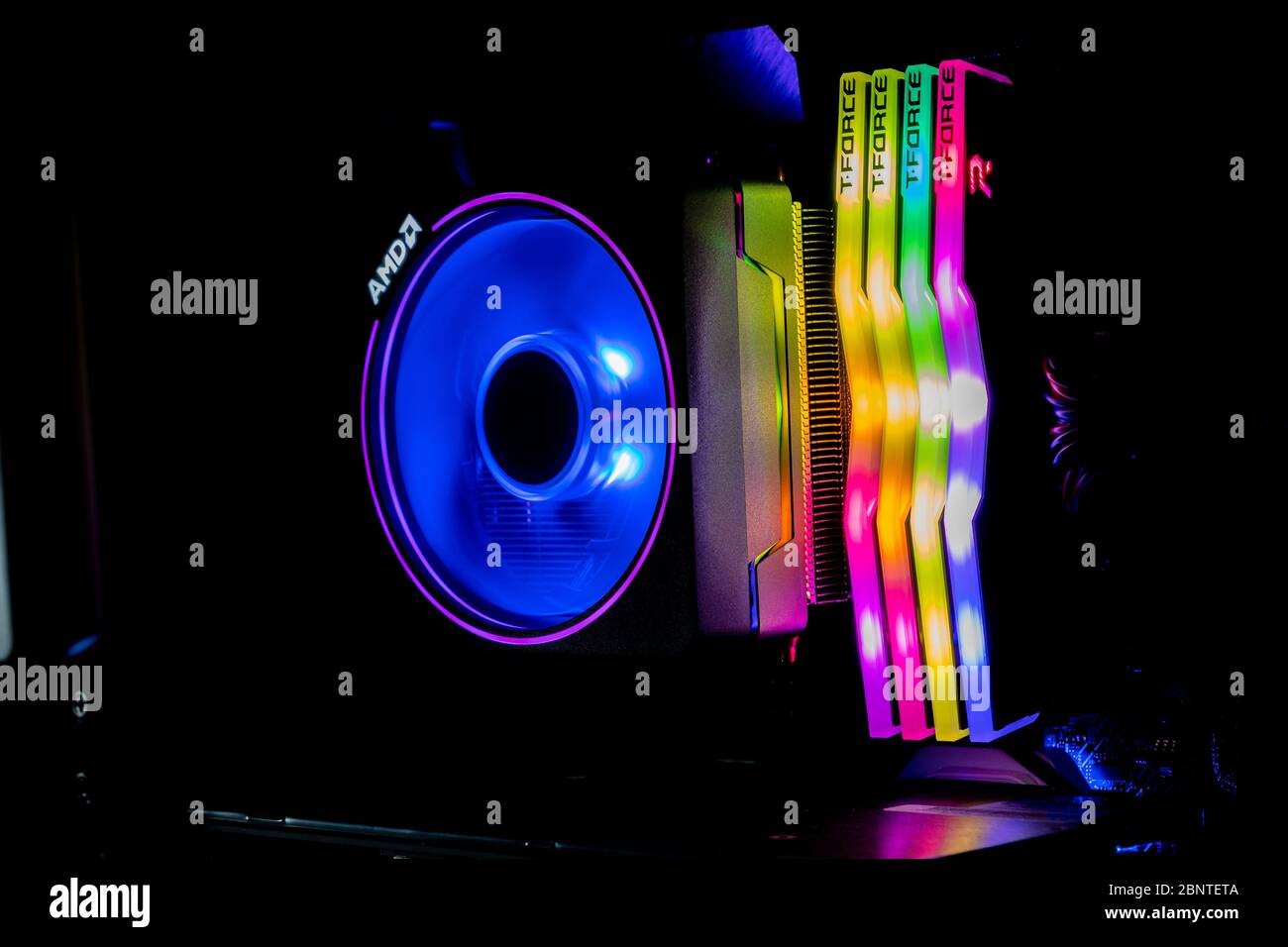 Chonburi, Thailandia - 16 MAGGIO 2020: Il colorato di AMD Wraith Prism Cooler per CPU Ryzen9 3900X con quattro T-Force DELTA RGB DDR4 DIMM nel computer Foto Stock