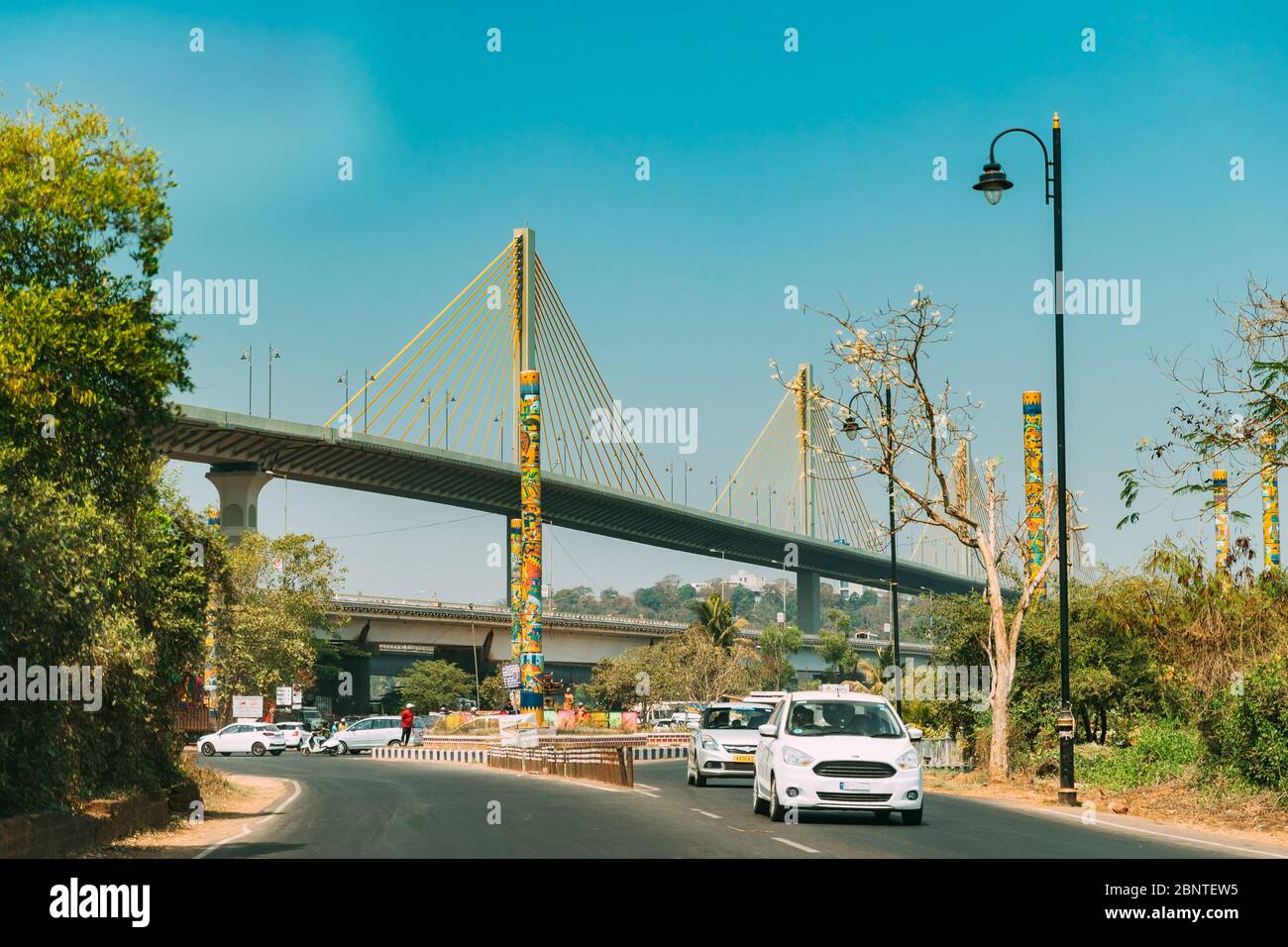 Panaji, Goa, India - 19 febbraio 2020: Il traffico passa sotto il ponte autostradale. Foto Stock