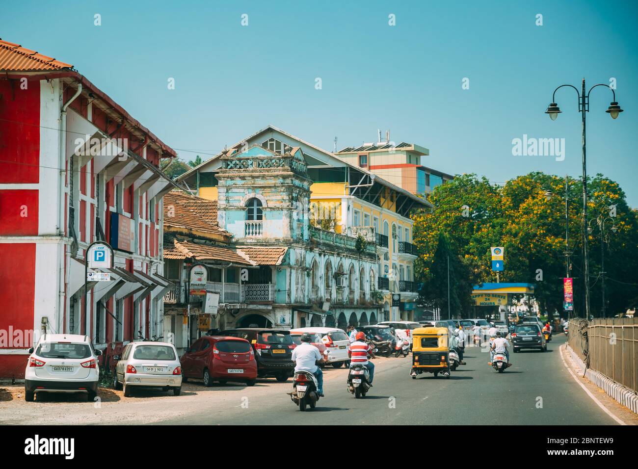 Panaji, Goa, India - 19 febbraio 2020: Il traffico si muove vicino alla vecchia architettura portoghese a Panaji. Foto Stock
