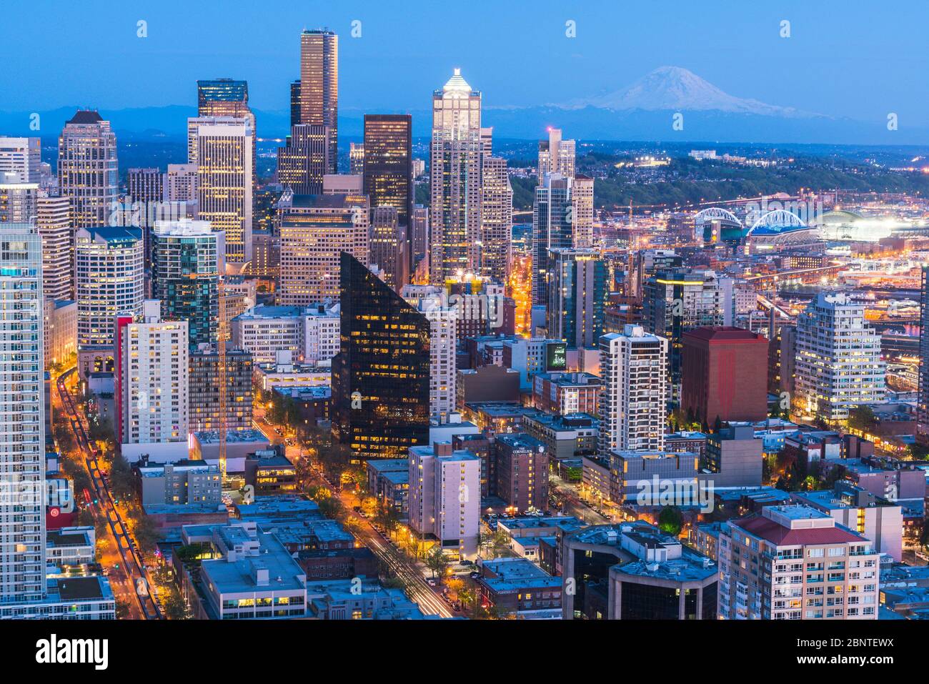 Vista panoramica verso il centro storico della città di Seattle di notte,Seattle,Washington,usa. Per editorail utilizzare solo. Foto Stock