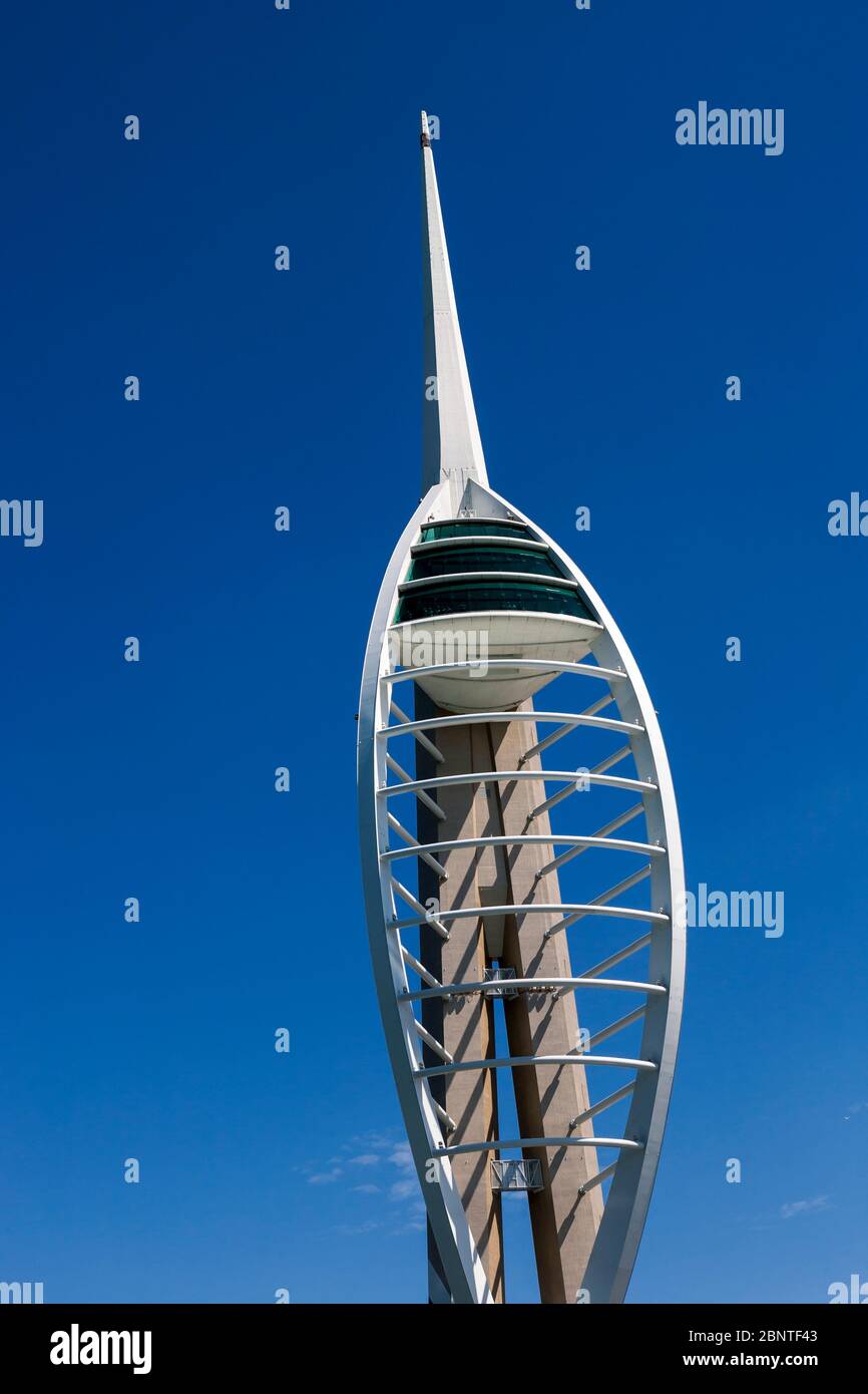 L'iconica Spinnaker Tower, Portsmouth, Hampshire, Regno Unito, contro un cielo blu polarizzato Foto Stock