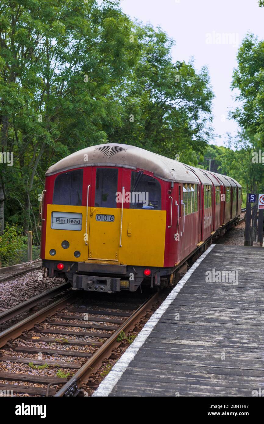 Treno che parte da Smallbrook Junction, in direzione di Shanklin, Island Line, Isle of Wight, Regno Unito Foto Stock