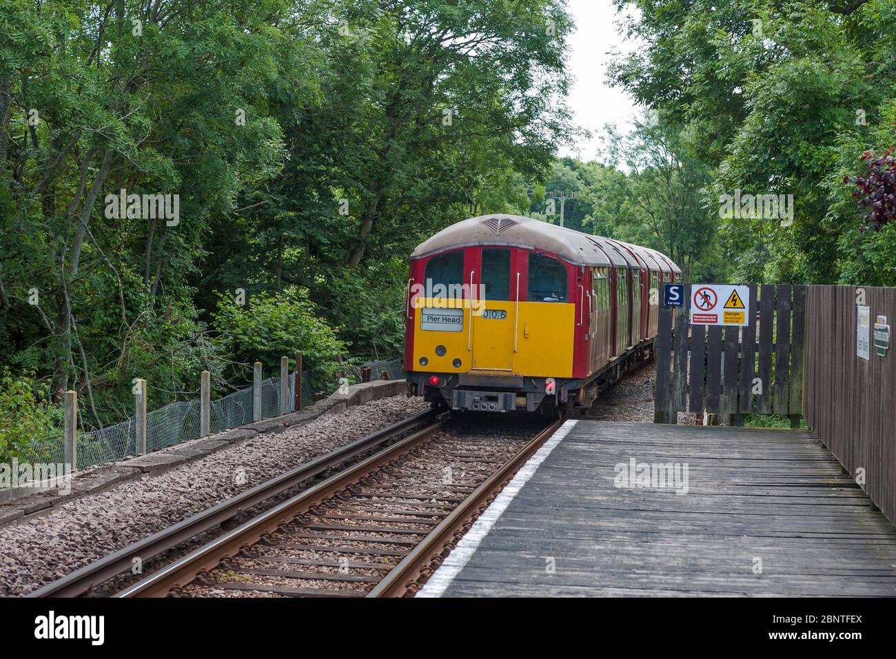 Treno che parte da Smallbrook Junction, in direzione di Shanklin, Island Line, Isle of Wight, Regno Unito Foto Stock