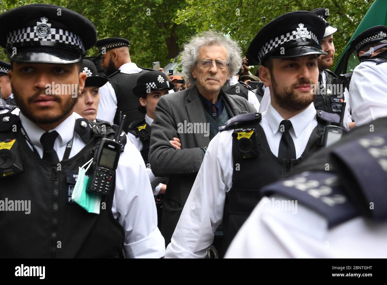 La polizia ha portato via Piers Corbyn, fratello dell'ex leader laburista Jeremy Corbyn, mentre i dimostranti si riuniscono in violazione delle regole di blocco in Hyde Park a Londra dopo l'introduzione di misure per portare il paese fuori dai blocchi. Foto Stock