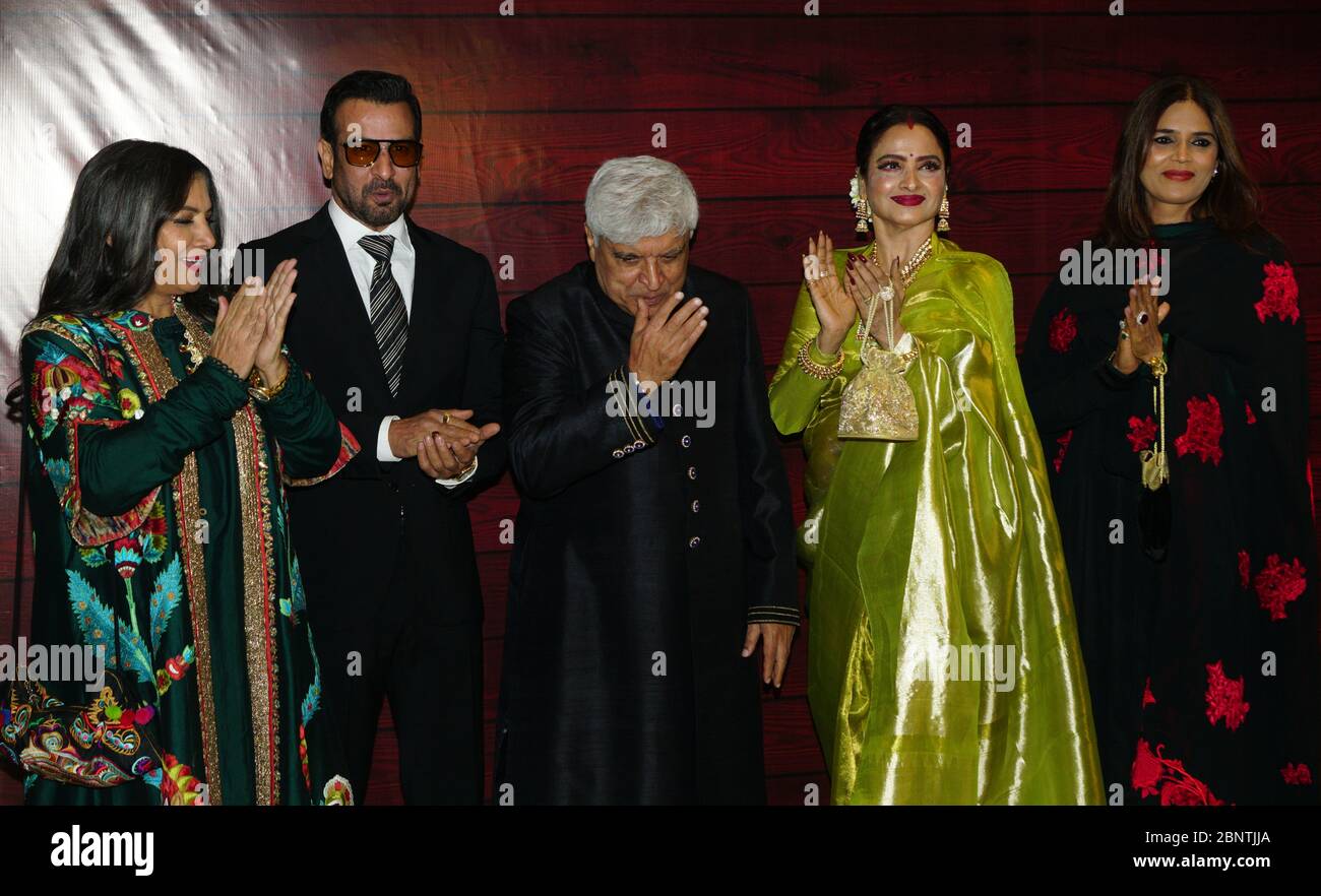 MUMBAI, INDIA - GENNAIO 17: Shabana Azmi, Ronit Roy, Javed Akhtar, Rekha e Neelam Singh durante la celebrazione del 75° compleanno di Javed Akhtar il prossimo gennaio Foto Stock