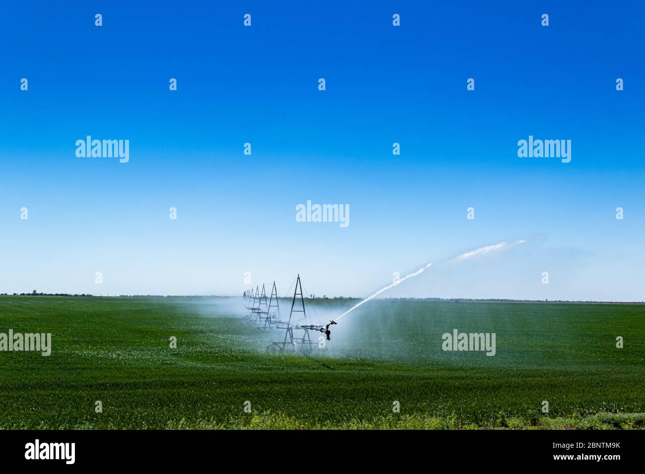 Sistema di irrigazione o irrigazione del raccolto centrale per la gestione dell'azienda irrora l'acqua sul campo Foto Stock