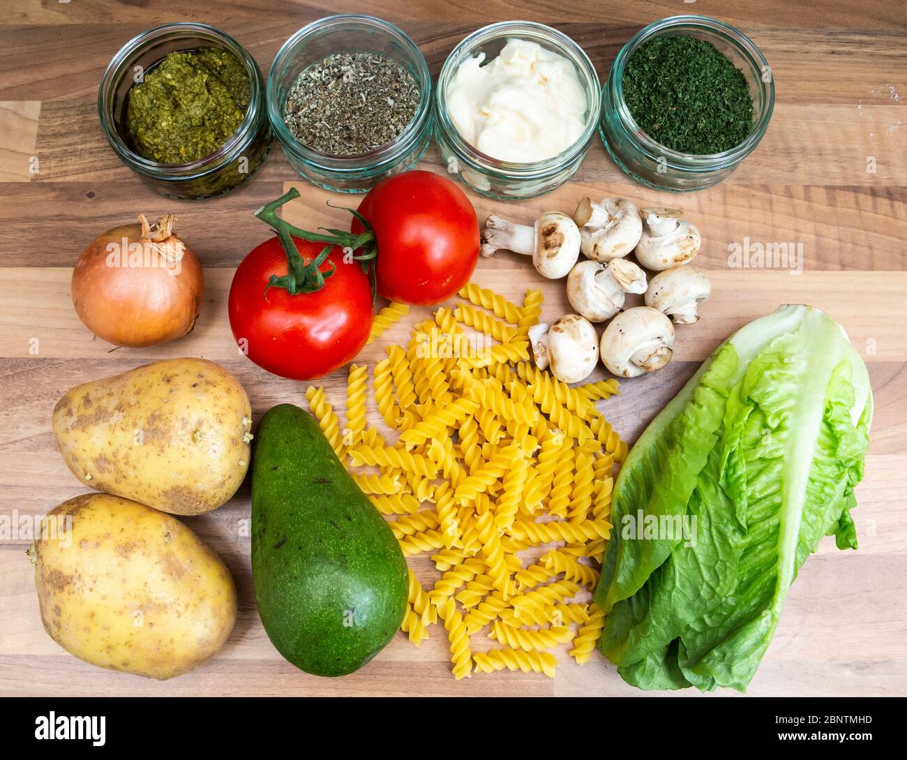 Ingredienti per un pranzo con insalata Foto Stock