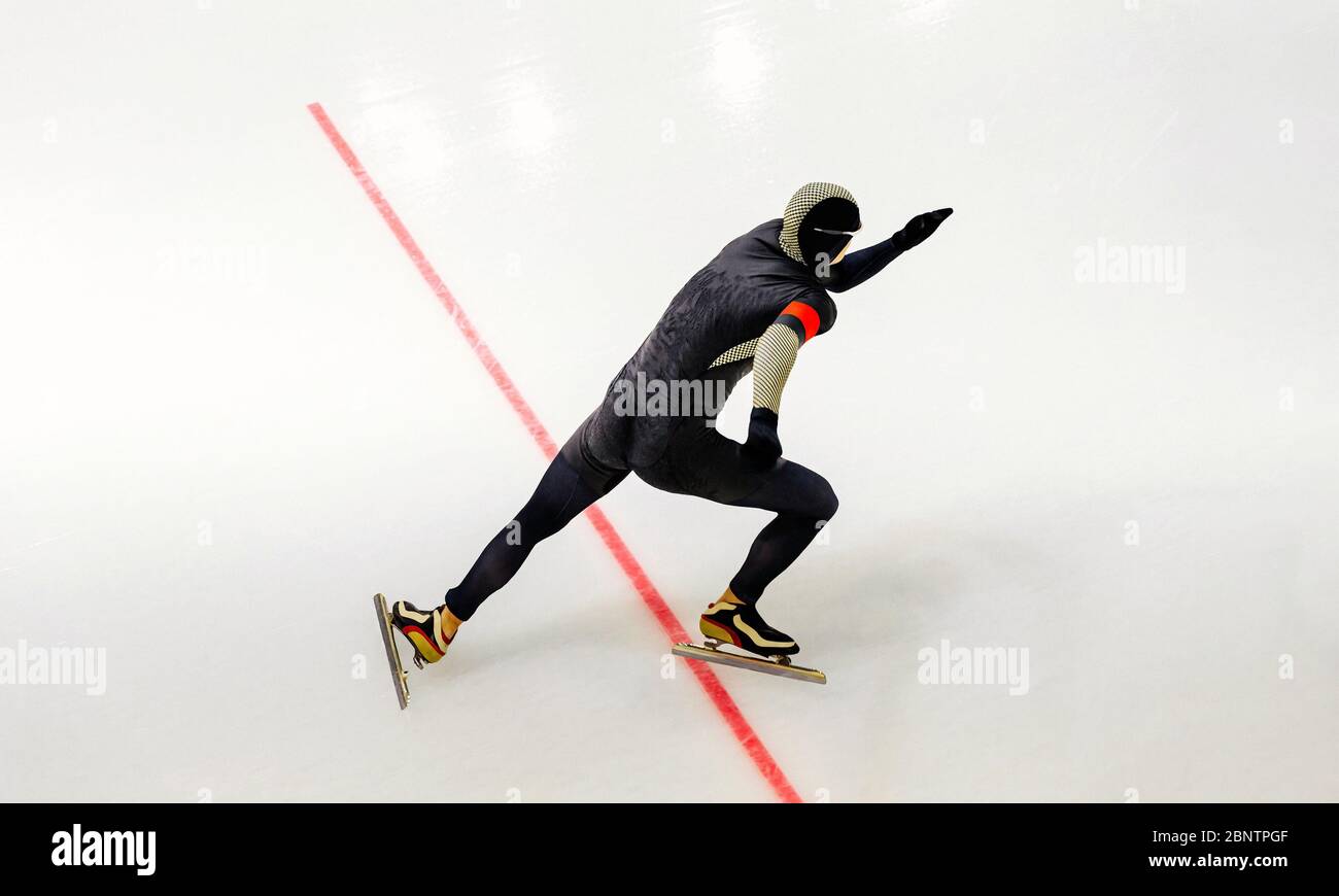 l'atleta di skater di velocità dell'uomo parte dalla linea di partenza rossa Foto Stock