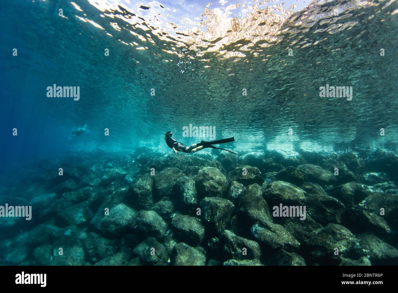 Freediver immersione subacquea nelle acque poco profonde di Tenerife, Isole Canarie, Spagna. Foto Stock