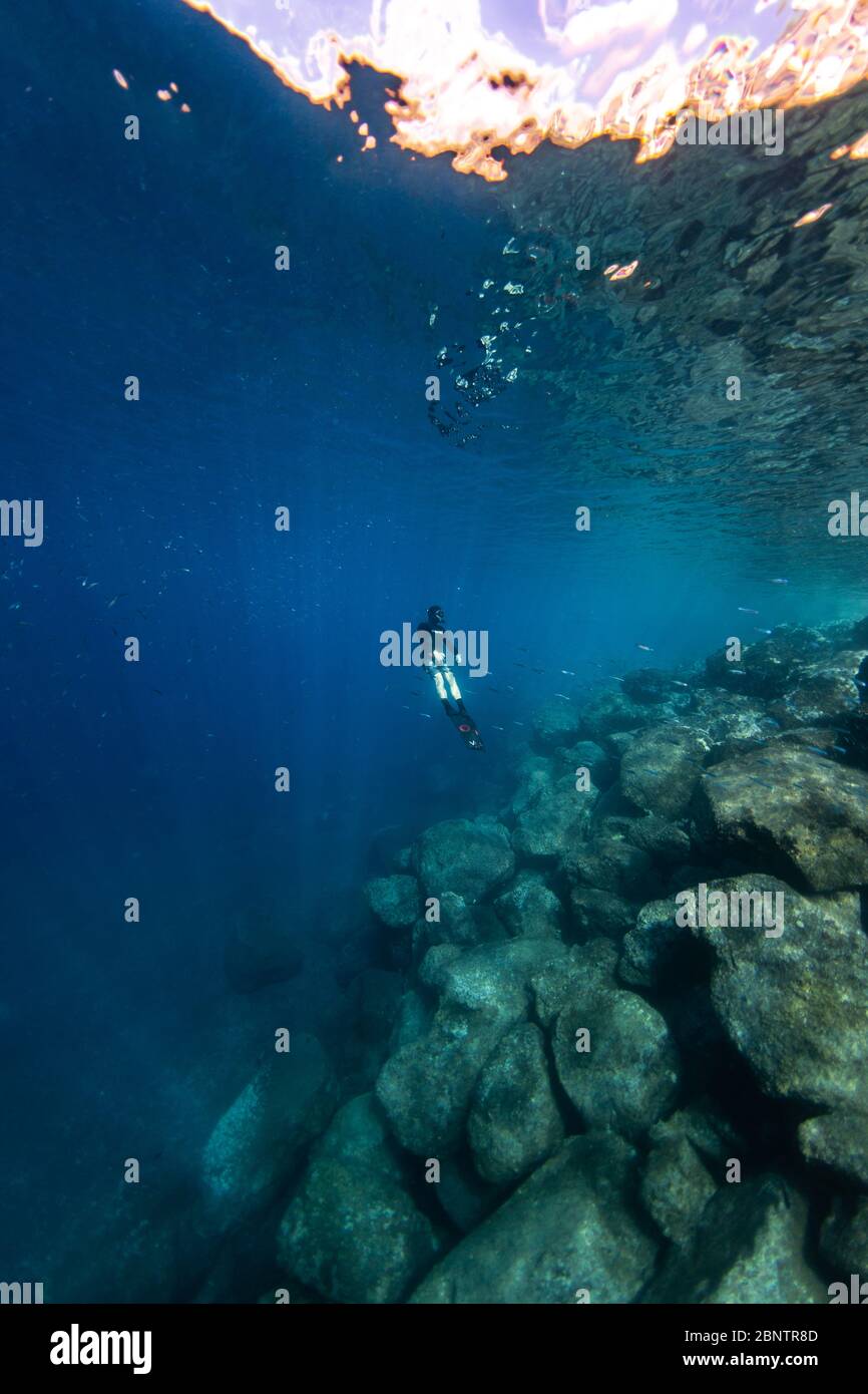 Freediver immersione subacquea nelle acque poco profonde di Tenerife, Isole Canarie, Spagna. Foto Stock