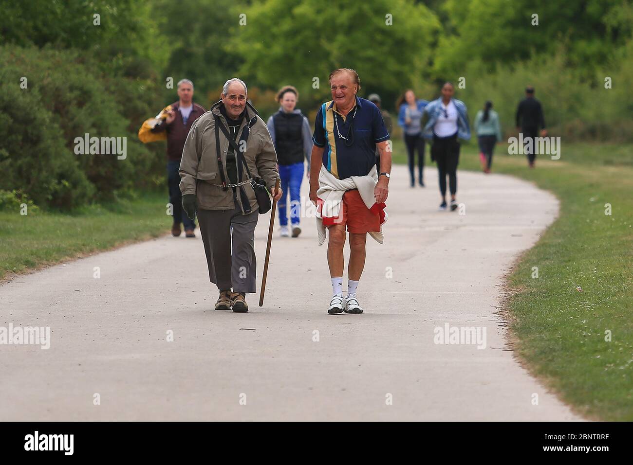 Sutton Park, Birmingham, Regno Unito. 16 maggio 2020. La gente apprezza il tempo di primavera del fine settimana a Sutton Park, Birmingham. Credit: Peter Lopeman/Alamy Live News Foto Stock