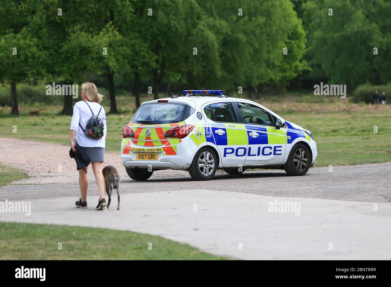 Sutton Park, Birmingham, Regno Unito. 16 maggio 2020. Una macchina di polizia di pattuglia tiene un occhio vigile fuori per le persone che si riuniscono illegalmente a Sutton Park, Birmingham. Credit: Peter Lopeman/Alamy Live News Foto Stock