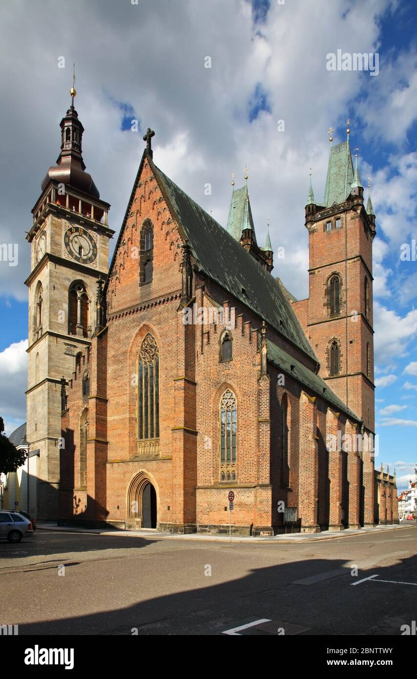 Torre Bianca e la Cattedrale di Santo Spirito a Hradec Kralove. Repubblica ceca Foto Stock