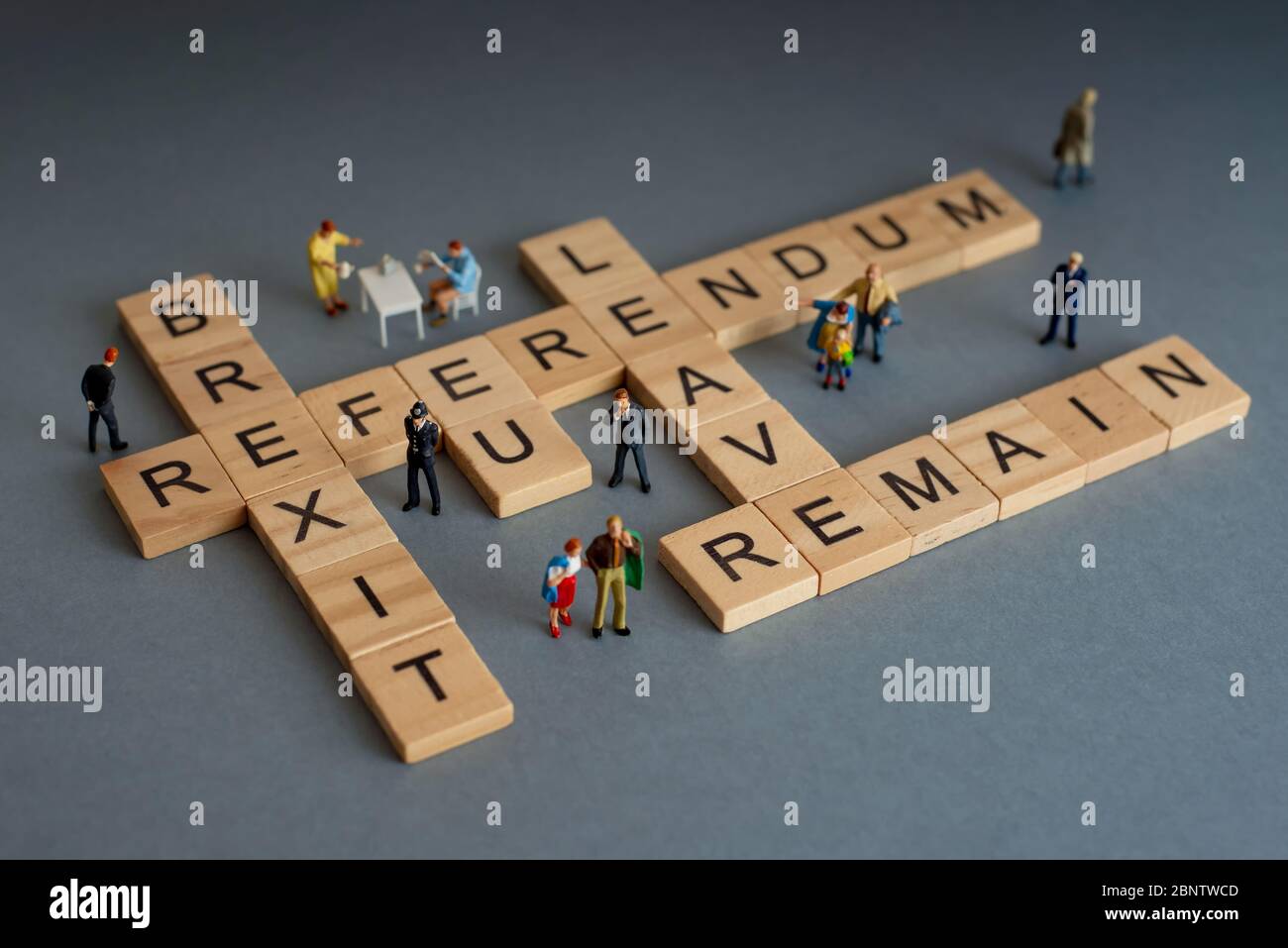 Concetto Brexit. Varie persone e parole Brexit scritte su blocchi di legno Foto Stock